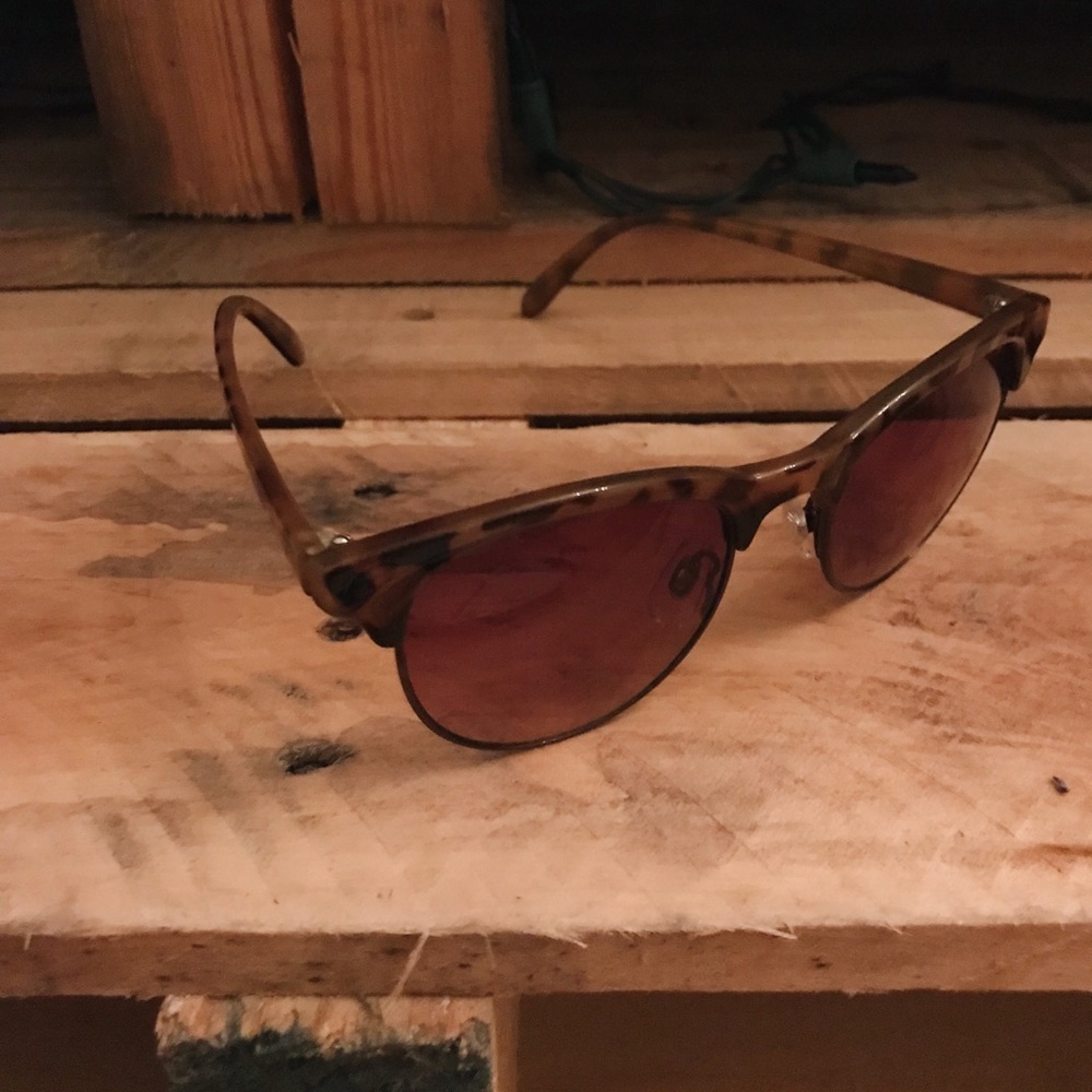 Tortoise shell patterned sunglasses - Picture 3 of 4
